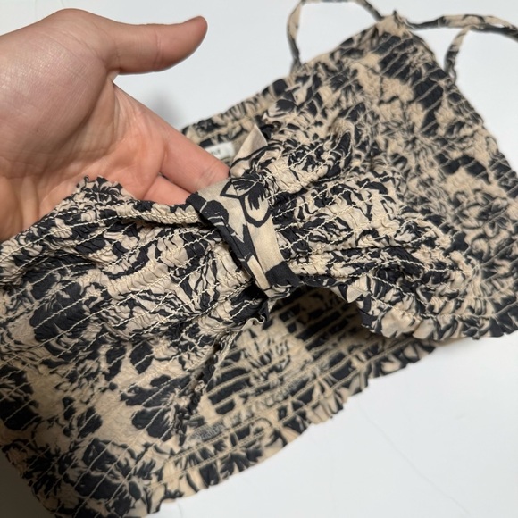 American Eagle Cold Shoulder Top Ruffle Beige Black Size Medium Floral - Picture 5 of 8